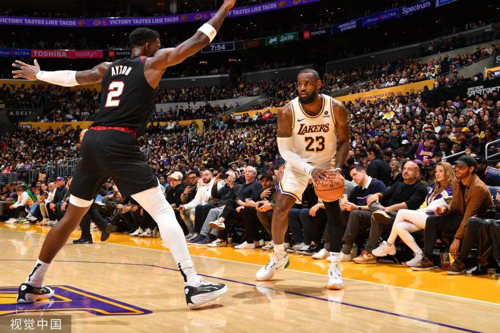 荷甲3月最佳球員：哈維·西蒙斯 連續兩個月獲此獎項.